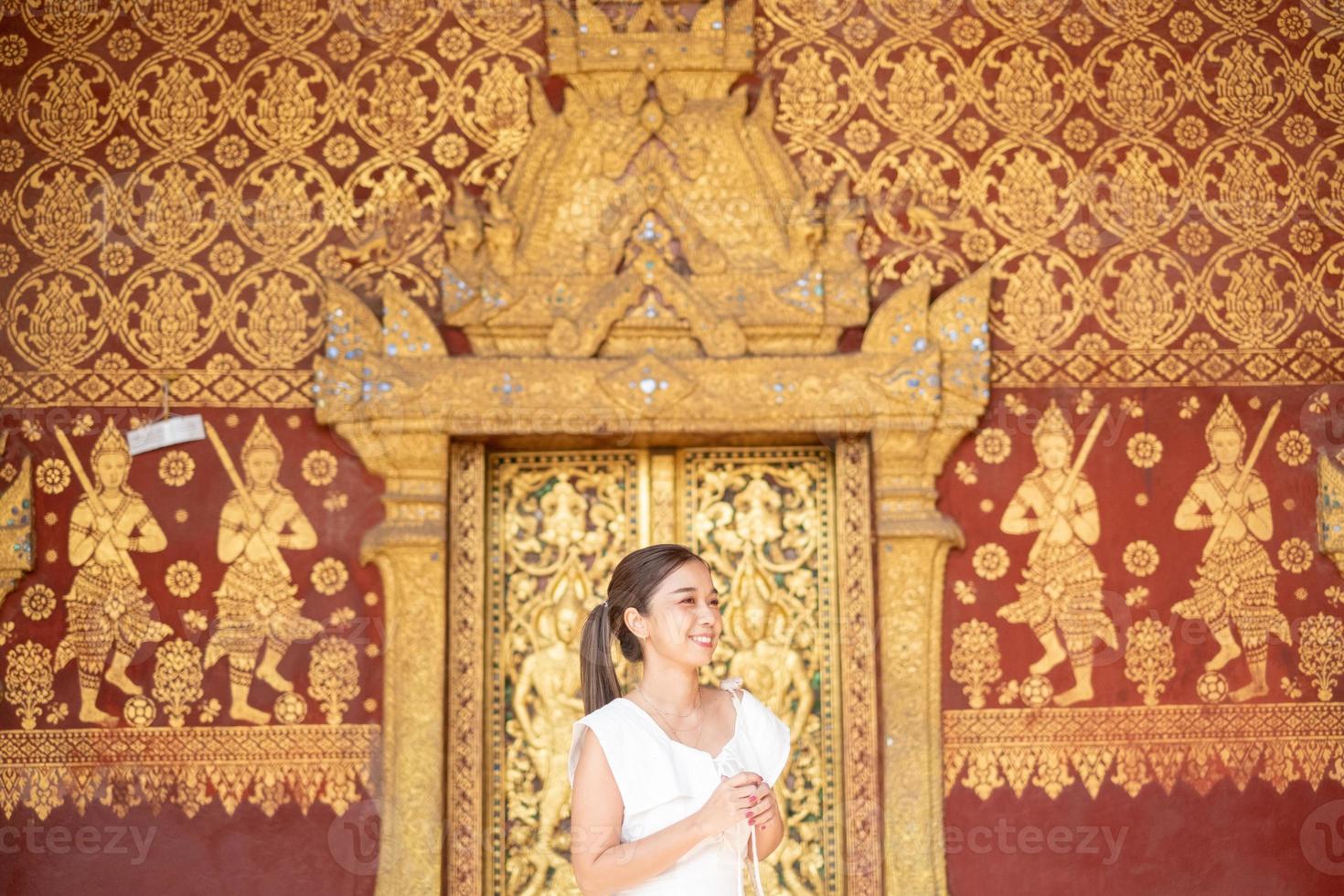 jung asiatisch Frau beim wat Sene Souk haram ,luang Prabang, Laos foto