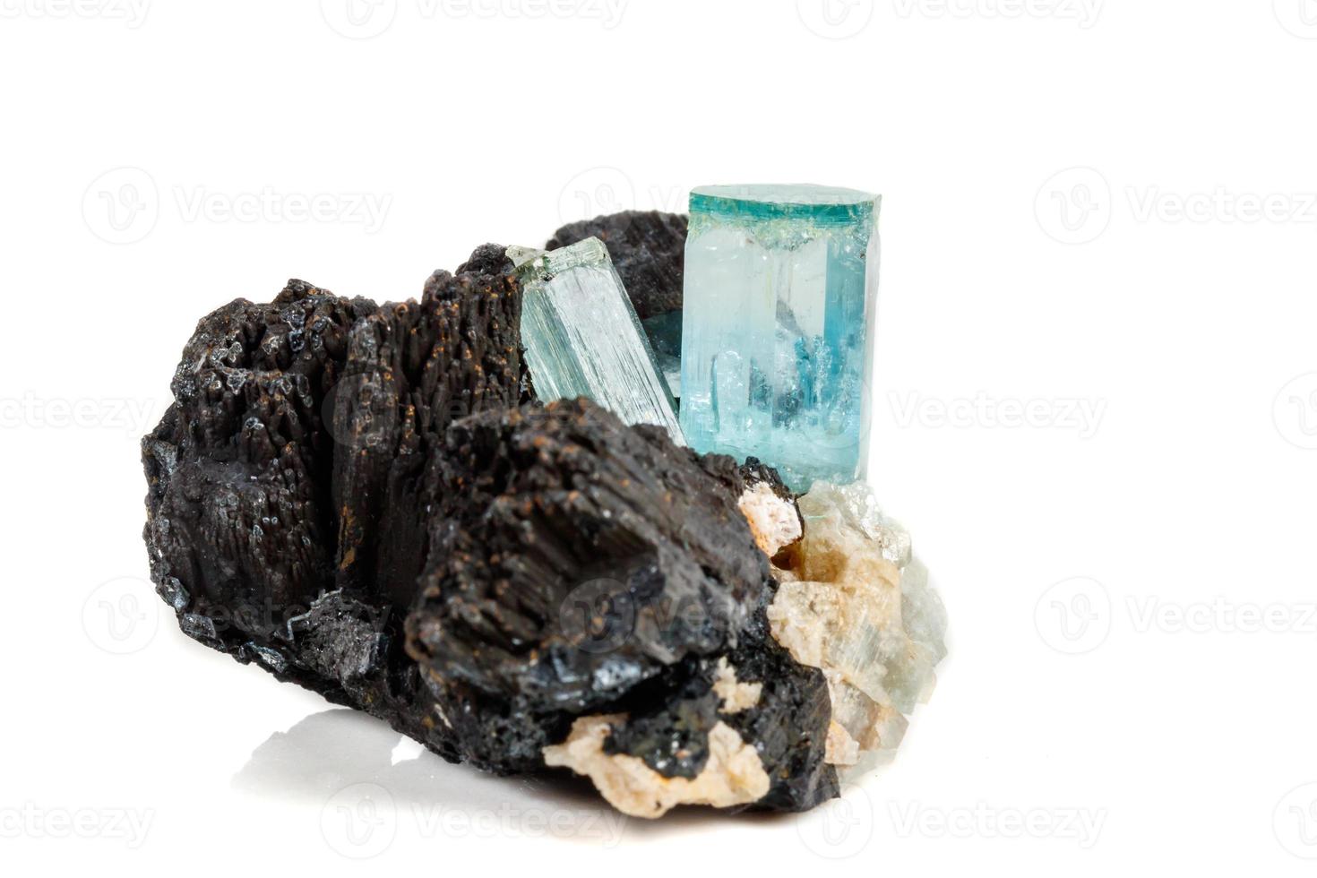 Makromineralstein Aquamarin und schwarzer Turmalin, Schörl auf weißem Hintergrund foto