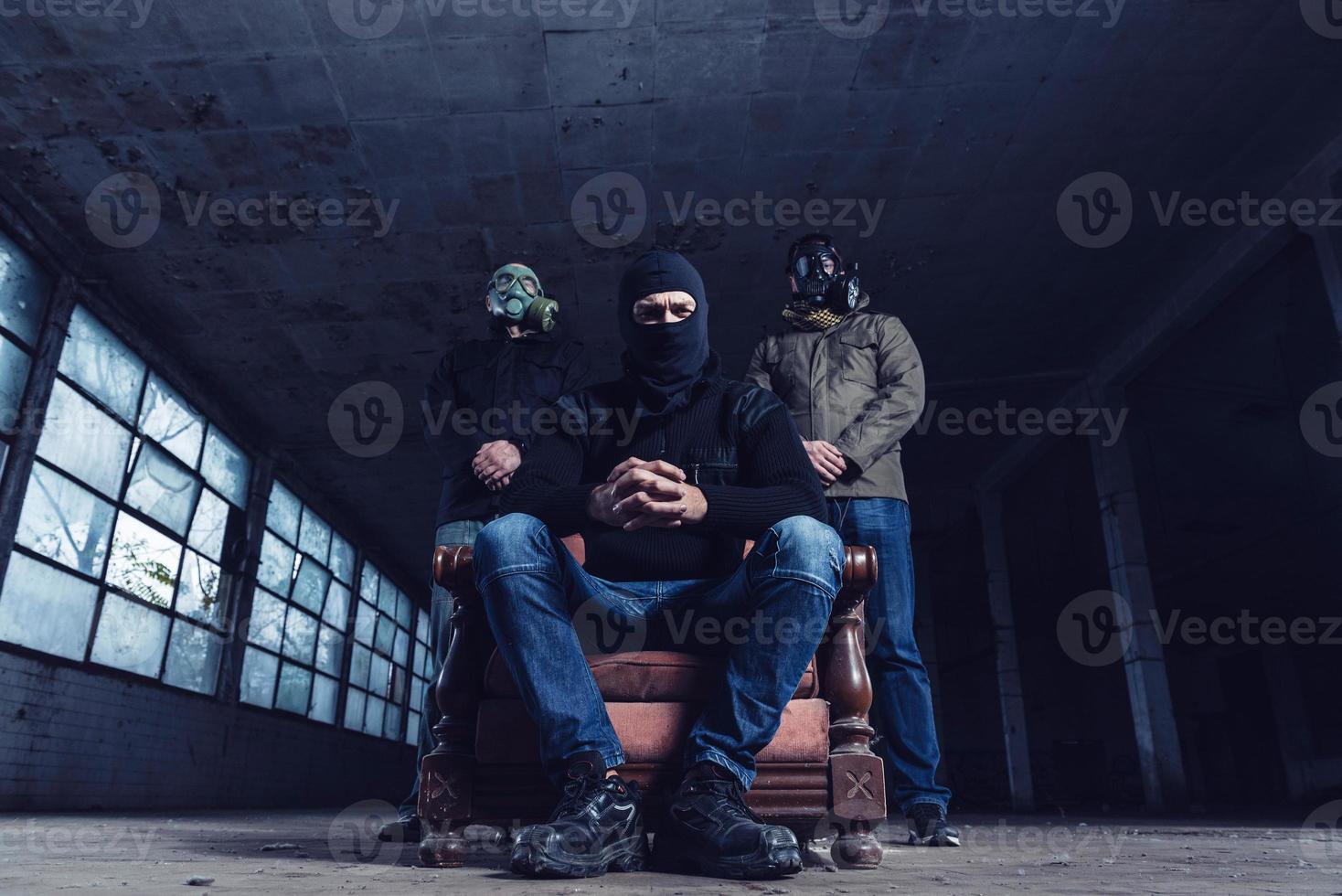 das Terroristen mit Gas Maske und Waffen foto