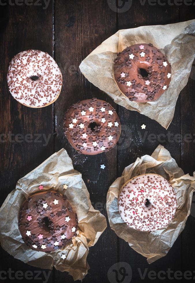 dunkle und weiße Schokoladendonuts foto