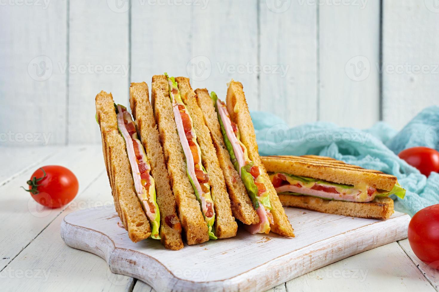 Verein Sandwich mit Schinken, Tomate, Grün und Käse. gegrillt Panini foto