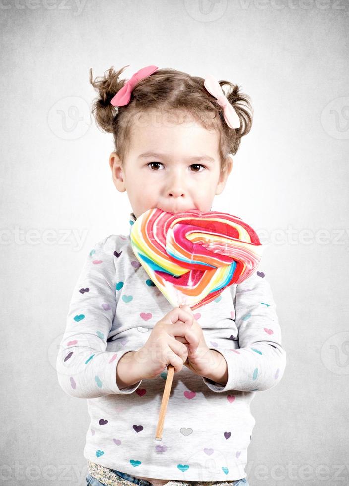 Kind mit Süßigkeiten foto