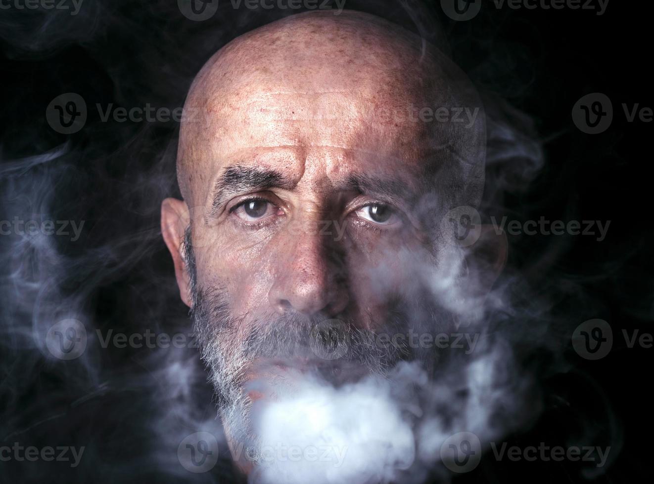 Mann weht Rauch foto