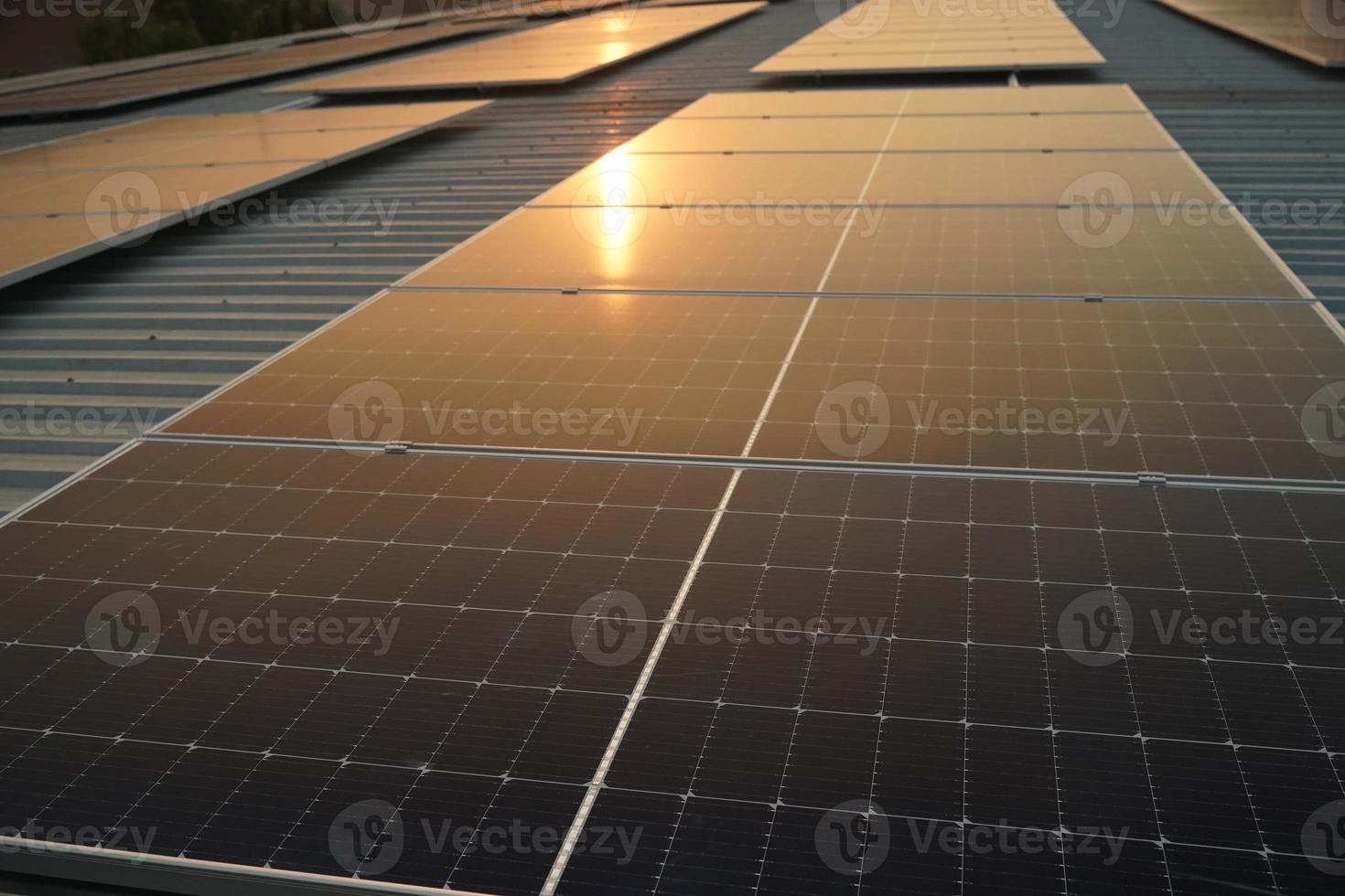 Solar- Zelle Paneele beim Solar- Bauernhof, Alternative Energie, Solar- Paneele auf ein Haus Dach foto