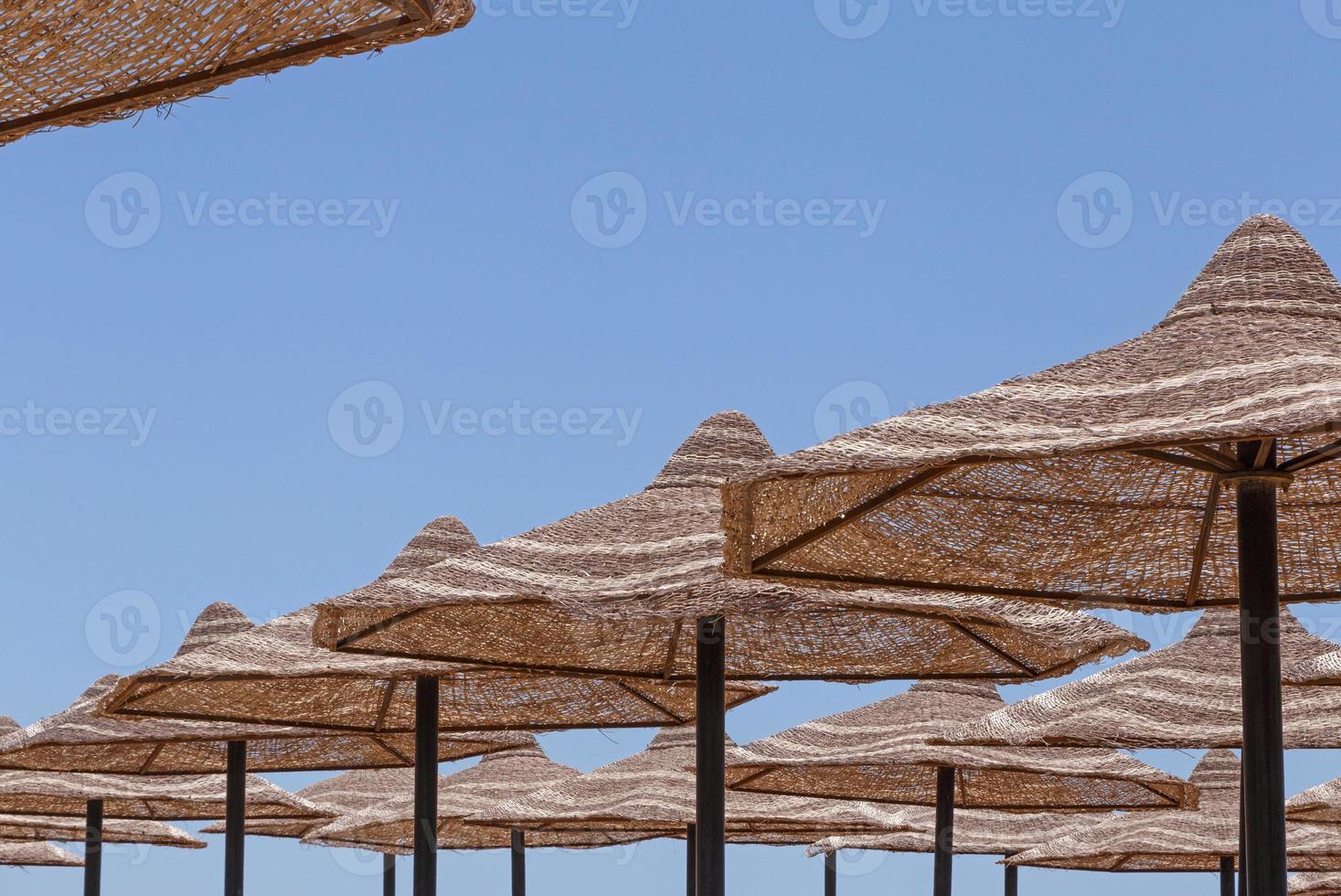 Sonnenschirm Strand Regenschirme gegen Nacht Himmel im Ägypten 22800618  Stock-Photo bei Vecteezy