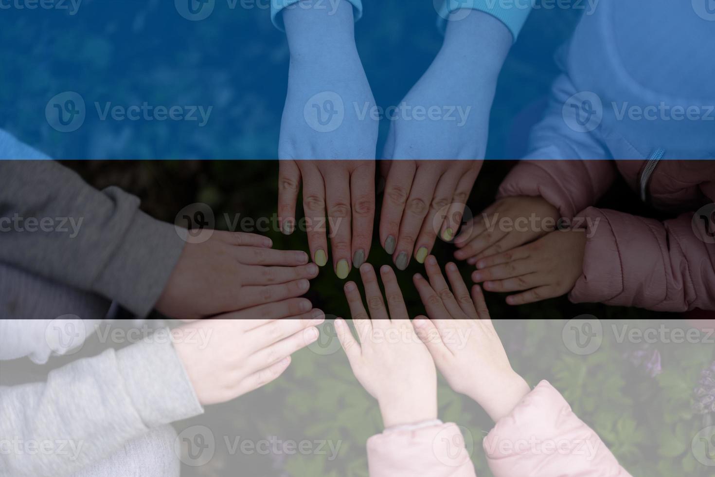 Hände von Kinder auf Hintergrund von Estland Flagge. estnisch Patriotismus und Einheit Konzept. foto