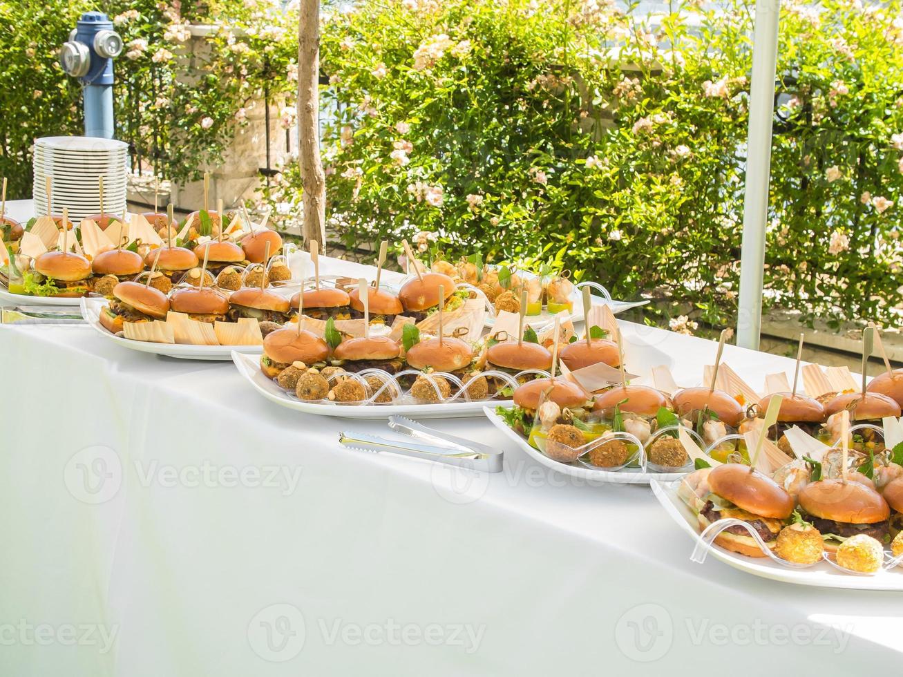 Bankett Tabelle mit Snacks Essen auf Platten Hamburger Party Abendessen Tabelle - - Buffet Tabelle nach Hochzeit Zeremonie foto