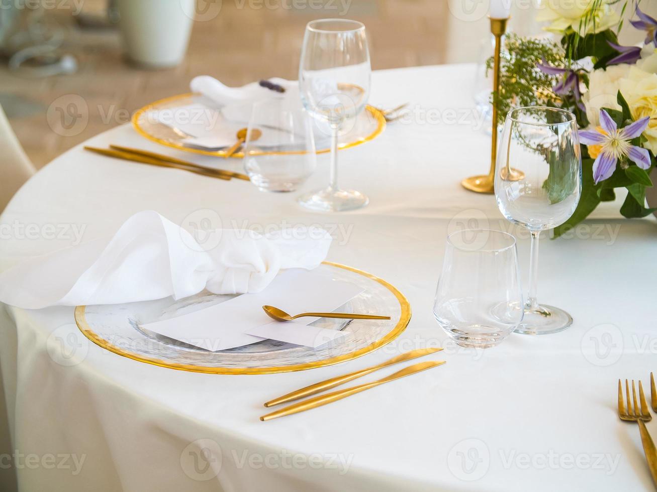 schön draussen Hochzeit Dekoration im Stadt. Kerzen und getrocknet Blumen und Zubehör mit Blumensträuße und Brille auf Tabelle mit Leinen- Tischdecke auf frisch verheiratet Tabelle auf Grün Rasen foto