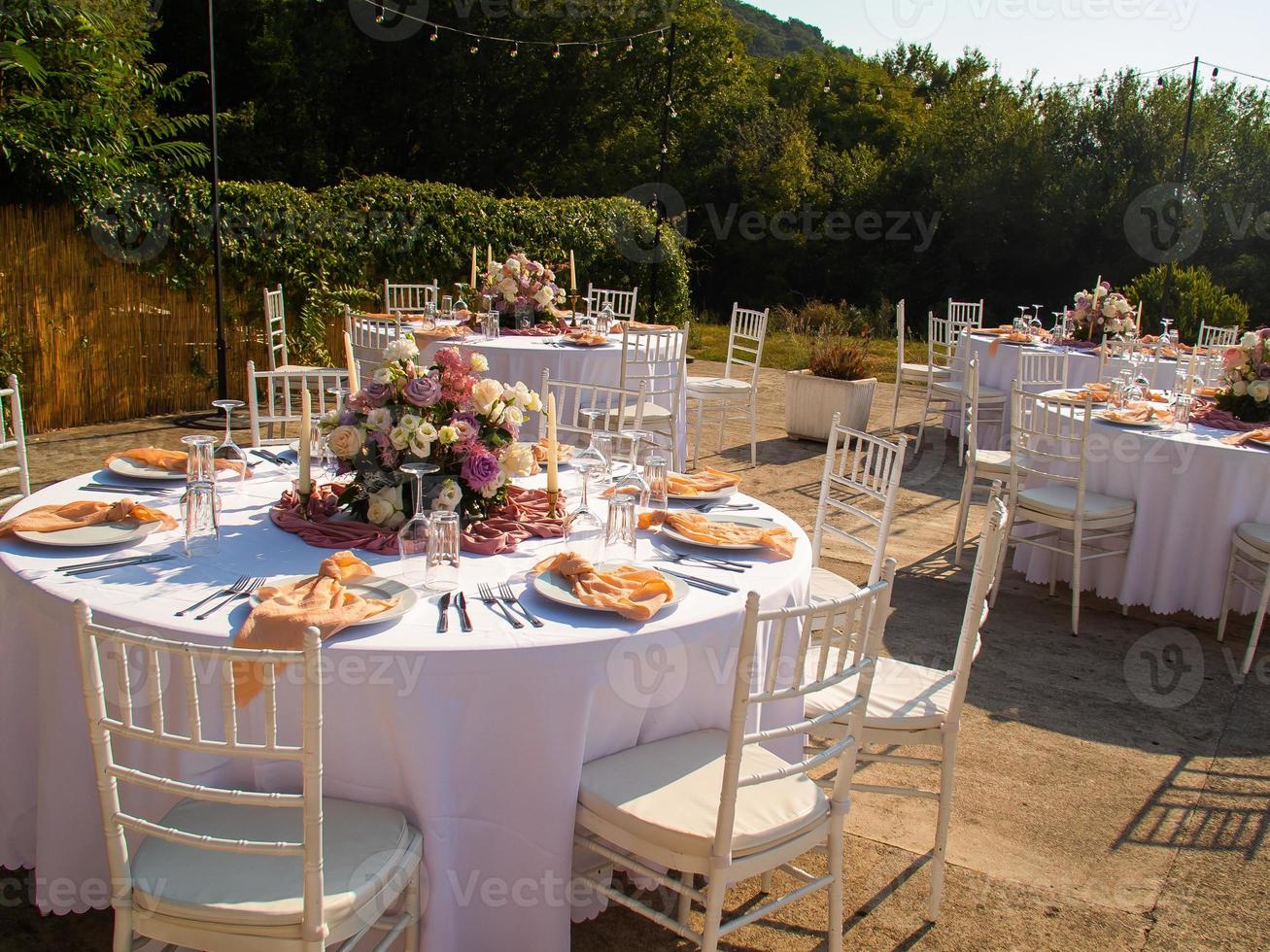 Luxus elegant Hochzeit Rezeption Tabelle Anordnung und Blumen- Kernstück - - Hochzeit Bankett und Veranstaltung draussen foto