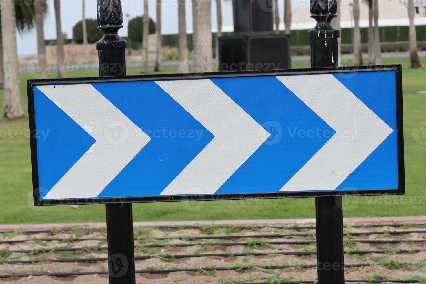 Blau und Weiß Chevron Straße Zeichen, richtig Kurve Symbol, Straße Zeichen, Verkehr Zeichen foto