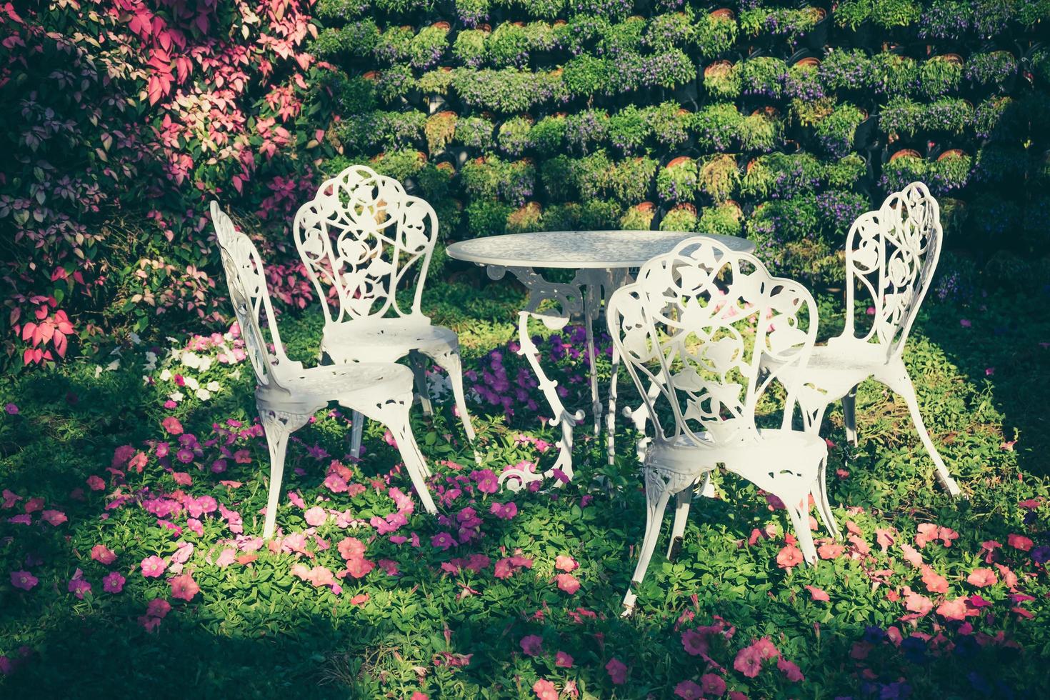 einstellen von Garten Tabelle auf Grün Gras foto