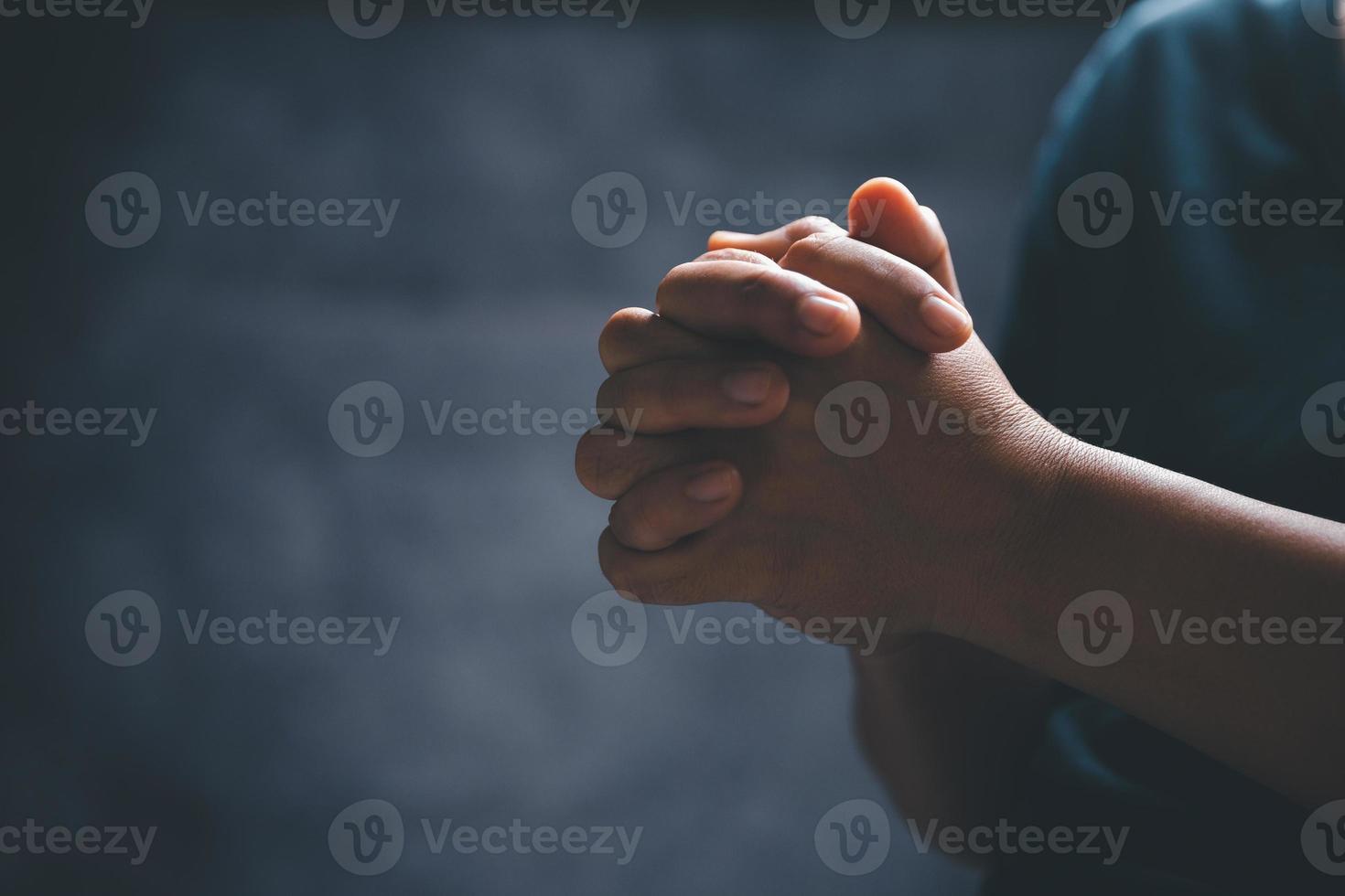 Hände gefaltet im Gebet auf ein heilig Bibel im Kirche Konzept zum Glaube, Spiritualität und Religion, Frau beten auf heilig Bibel im das Morgen. Frau Hand mit Bibel beten. foto