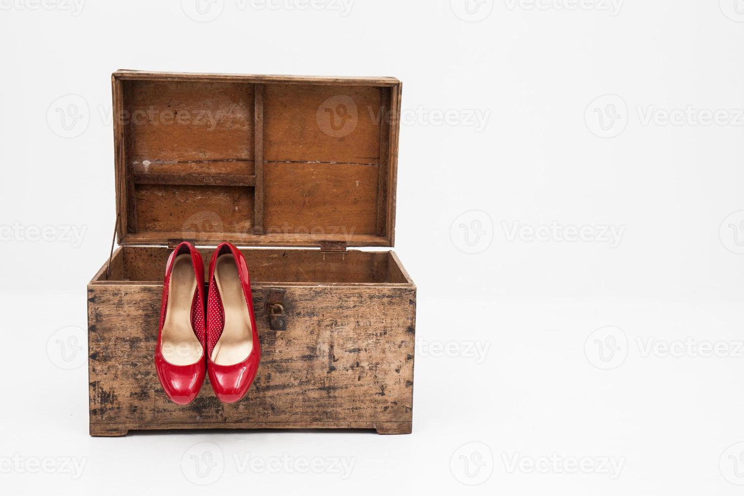 rote Schuhe mit Box auf weißem Hintergrund foto