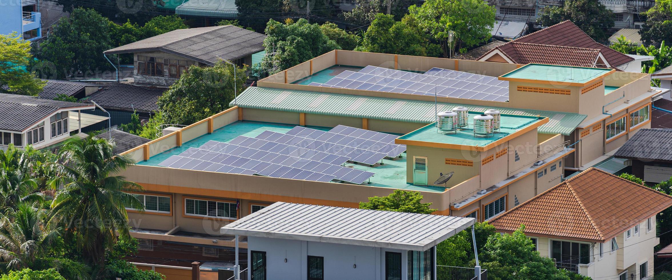 Luftaufnahme der Solarzellen auf dem Dach foto