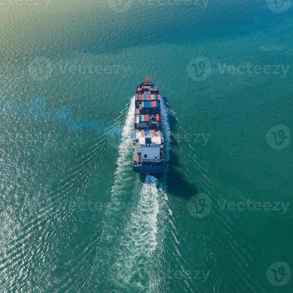 Luftansicht des großen Containerfrachtschiffs foto