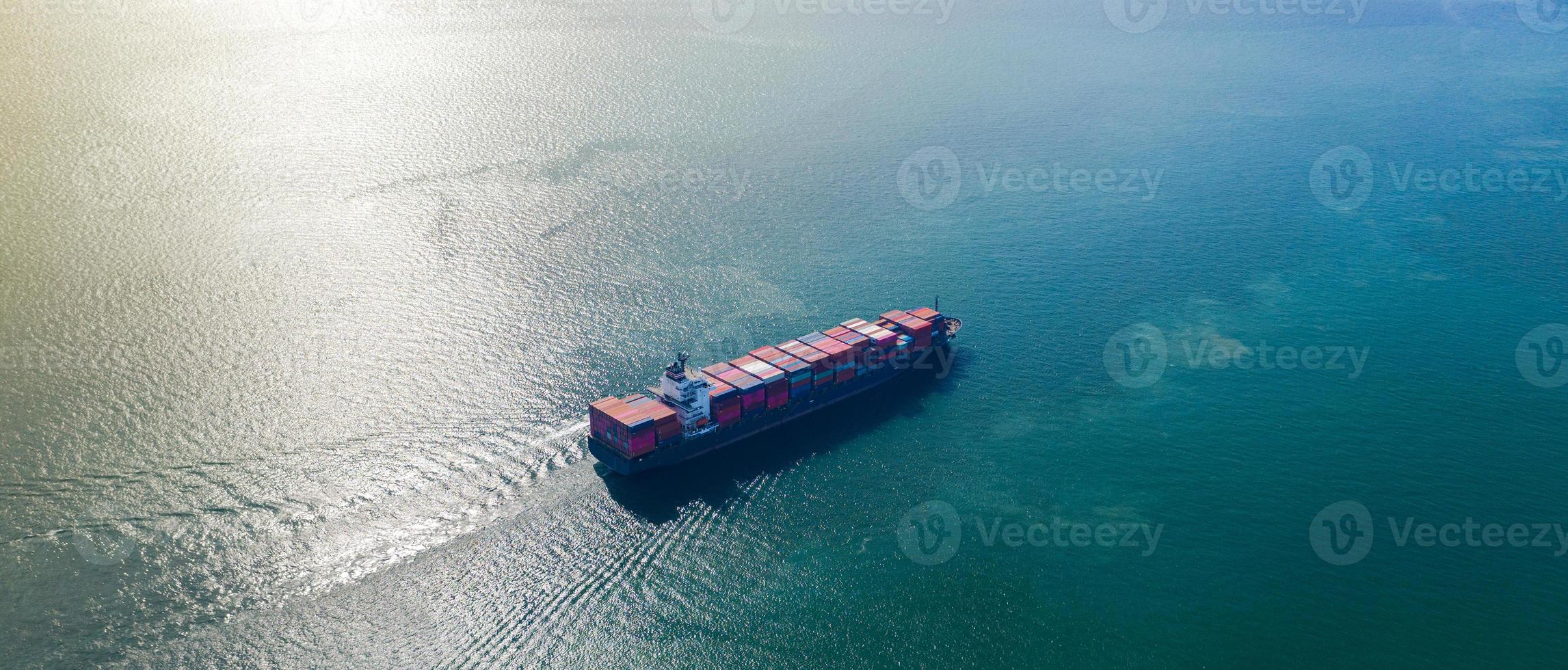 Luftansicht des großen Containerfrachtschiffs foto