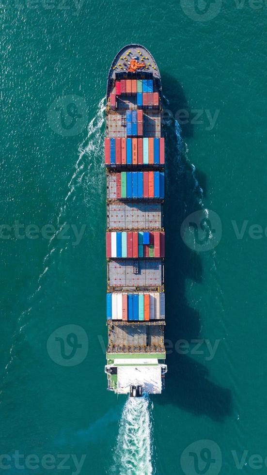 Luftansicht des großen Containerfrachtschiffs foto