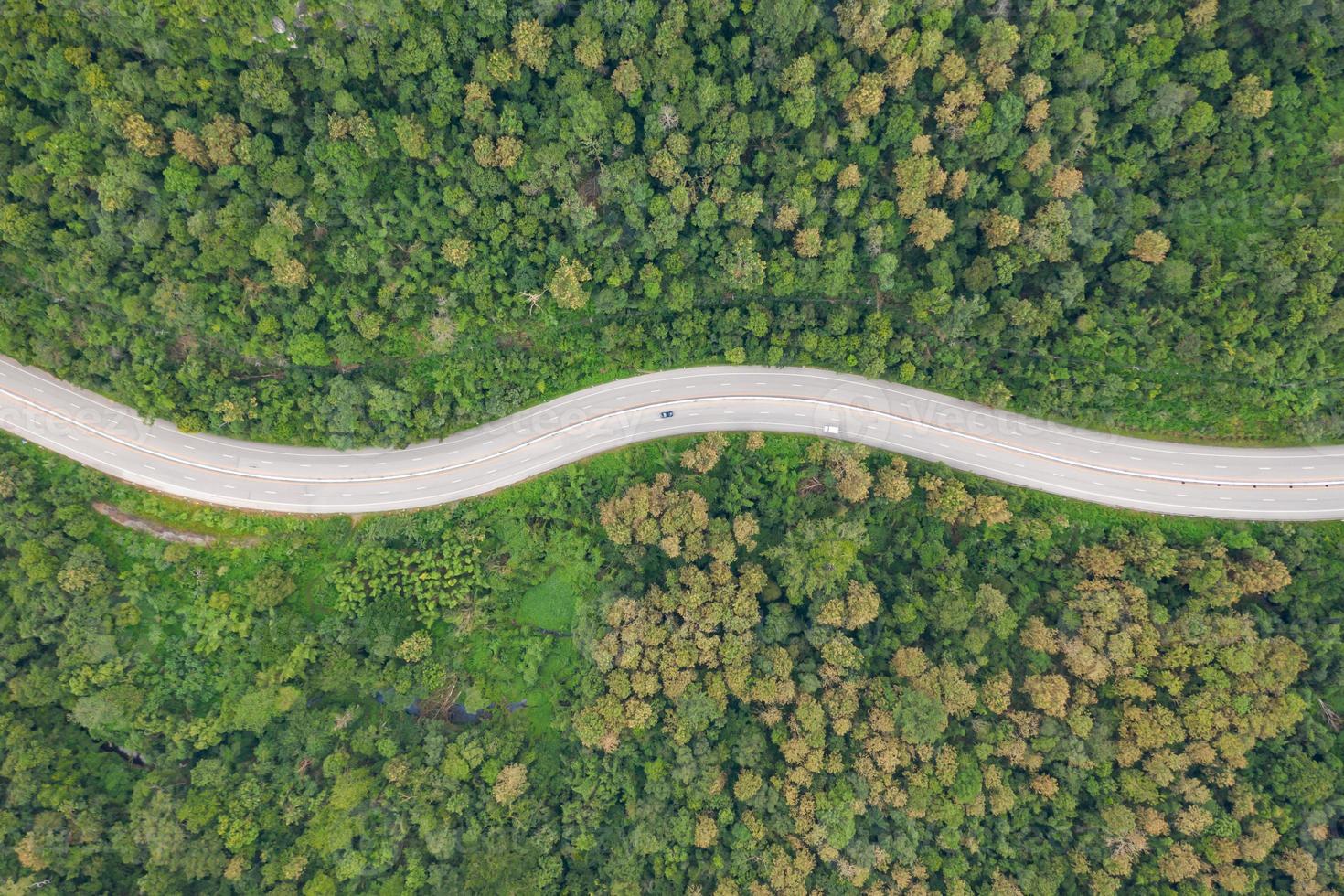 Luft Draufsicht der Wegstraße im Wald, Ansicht von der Drohne foto