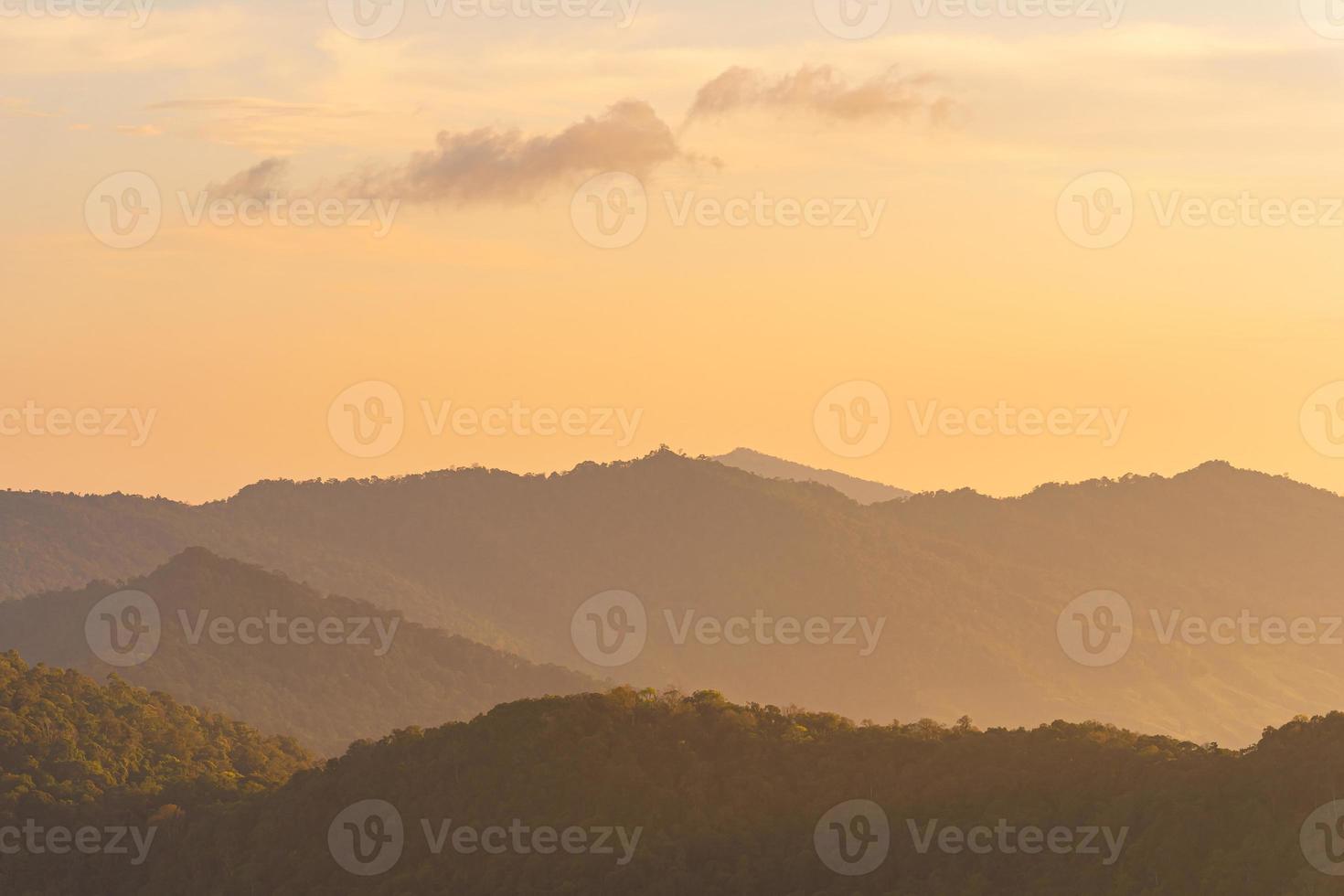 High Angle Viewpoint Sonnenuntergang über Bergen und Wald foto