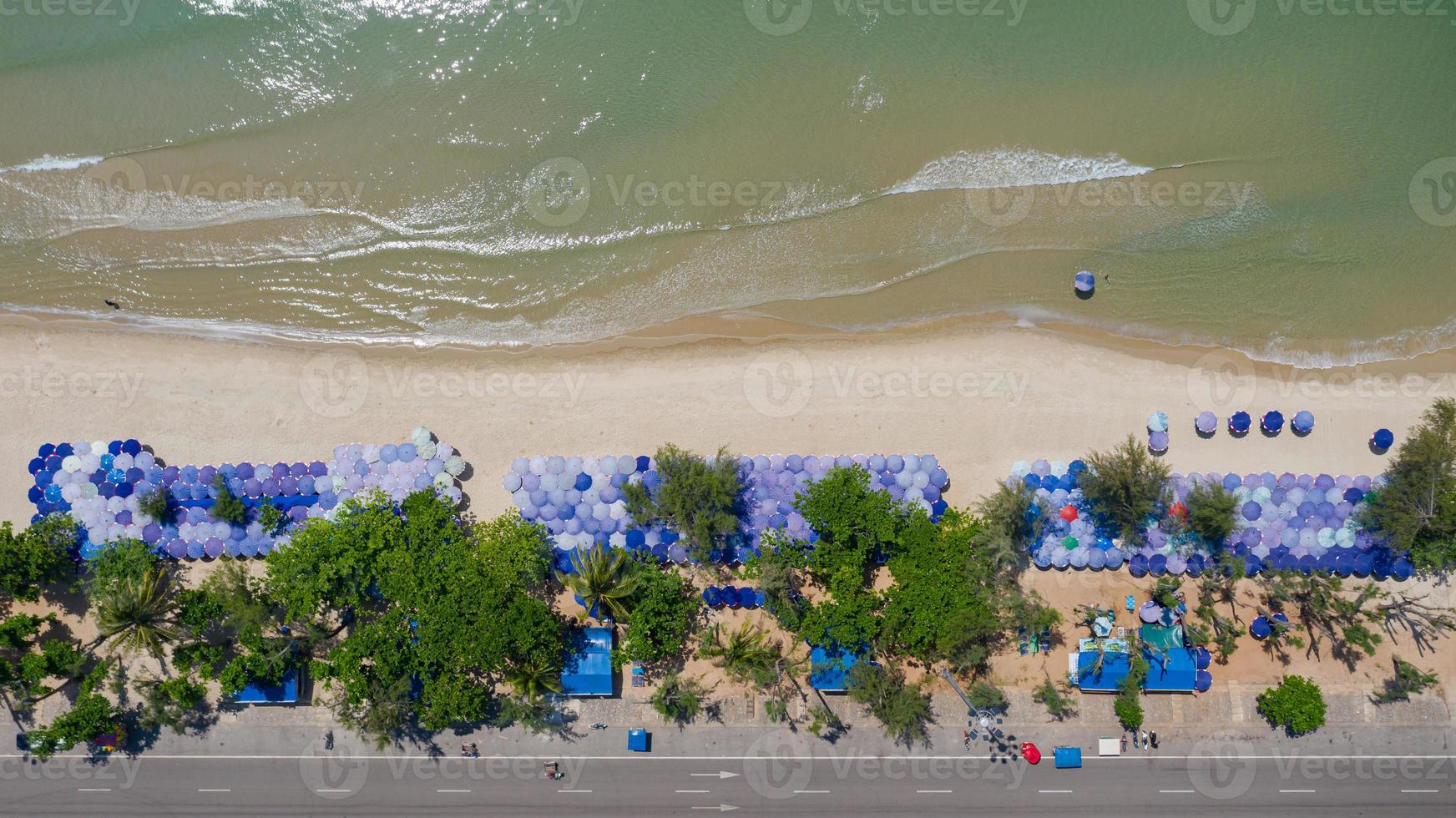 Luftaufnahme des schönen Strandes am Morgen in Thailand foto