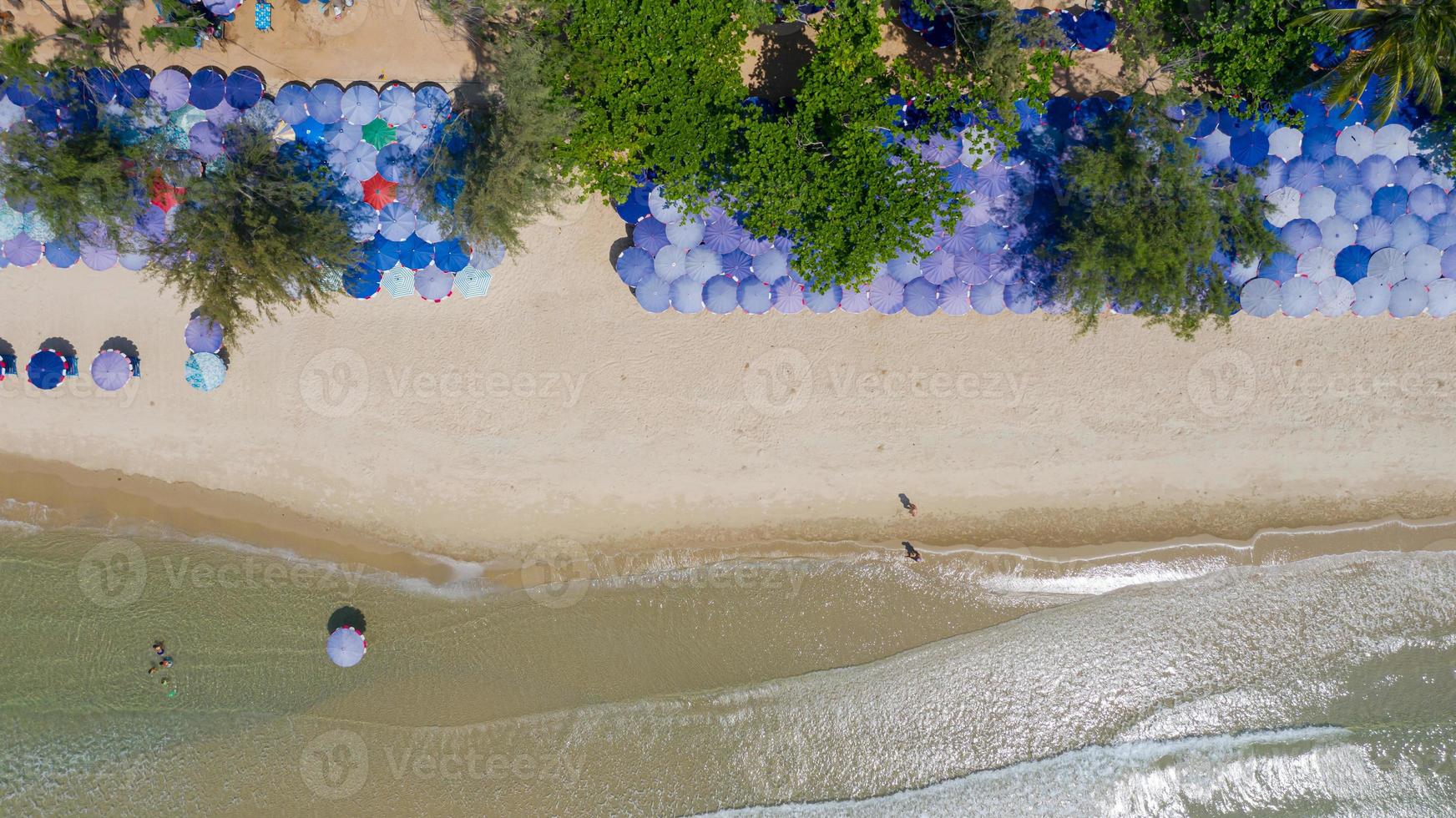 Luftaufnahme des schönen Strandes am Morgen in Thailand foto