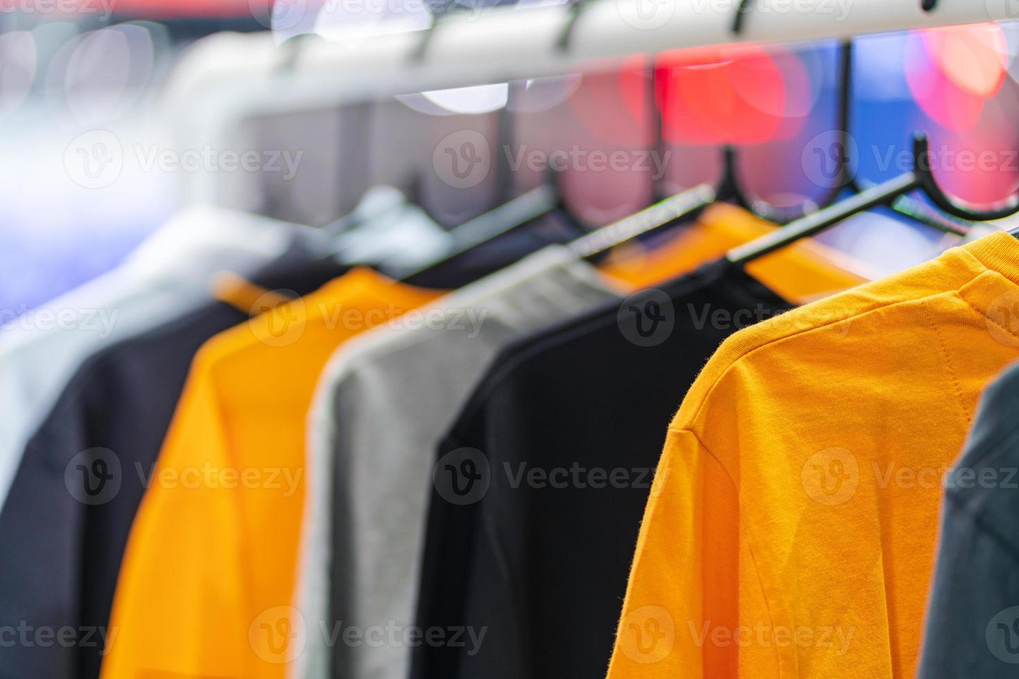 Nahaufnahme von T-Shirts auf Kleiderbügeln, Bekleidungshintergrund foto