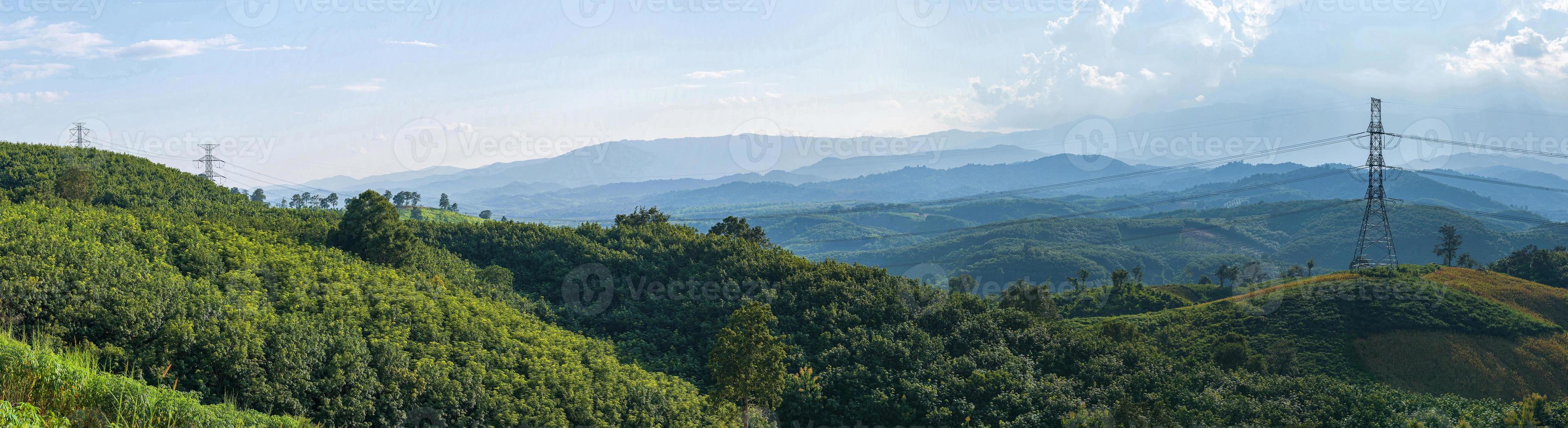 Panoramablick auf den Hochspannungspfosten foto