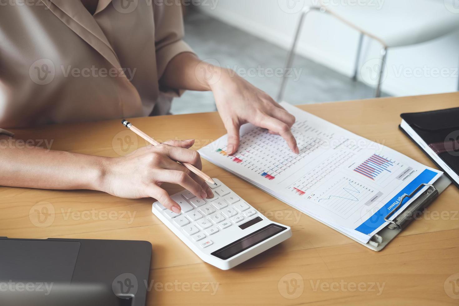 Frau, die Finanzdokumente überprüft foto