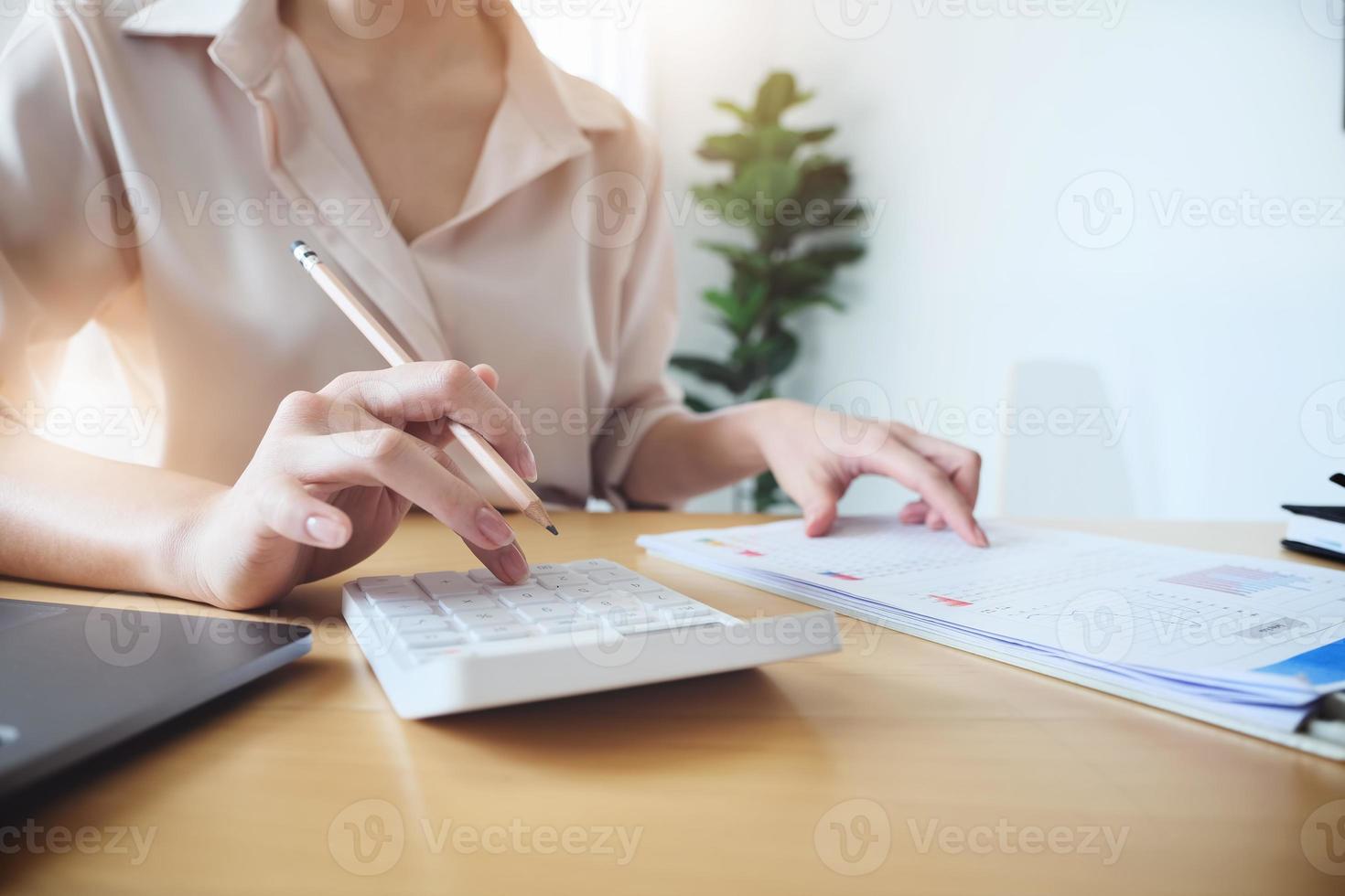 Frau prüft Finanzunterlagen foto