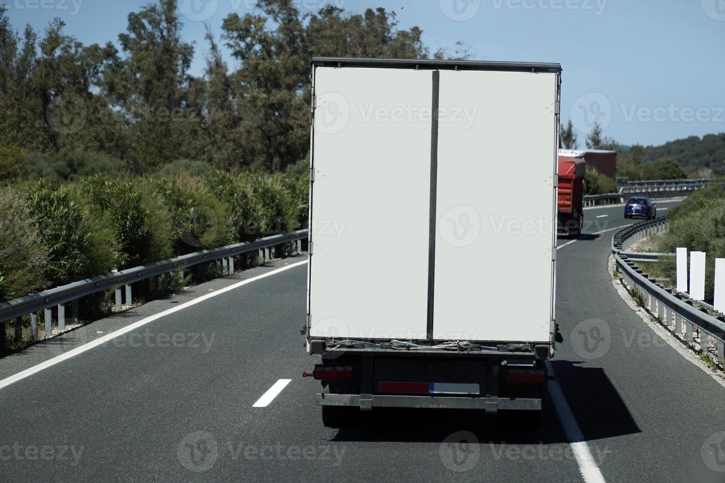 LKW auf ein Autobahn - - zurück Aussicht foto