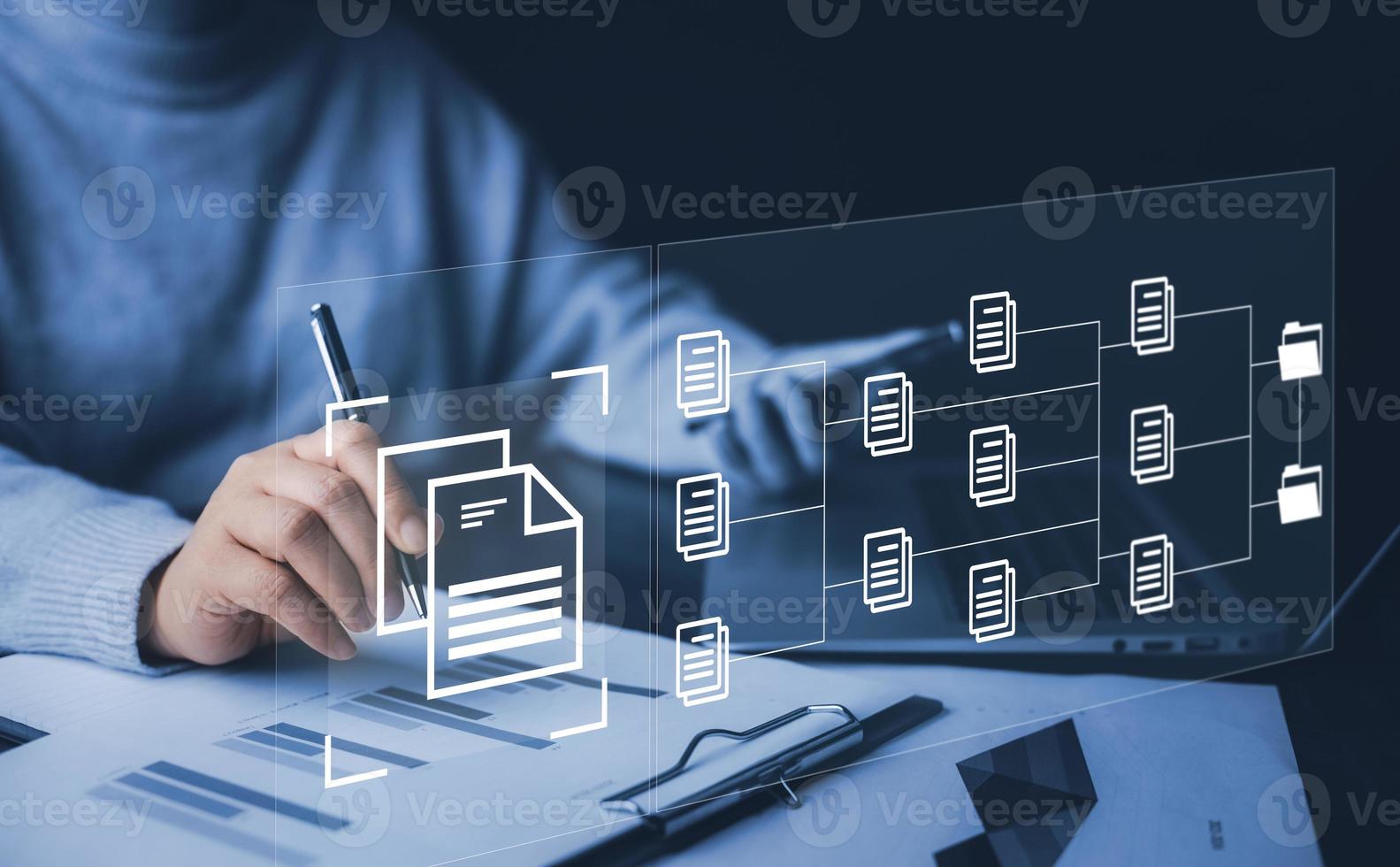 E-Signatur, elektronisch Unterschrift, dokumentieren Verwaltung Konzept, Mann Arbeiten auf Laptops mit online Dokumentation Datenbank, suchen und Verwaltung korporativ Dateien, Dokumentation im Unternehmen mit Erp. foto