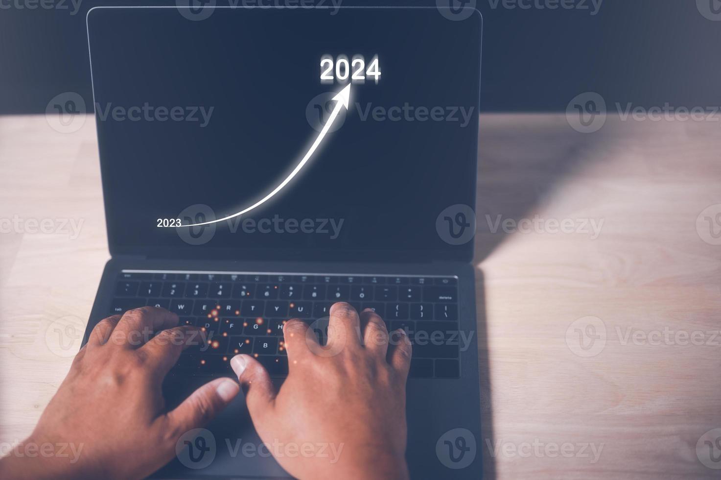 Mann Tippen auf Computer Zeichnung Linie zum zunehmend Pfeil von 2023 zu 2024 zum Vorbereitung glücklich Neu Jahr Konzept. Neu Geschäft im Neu Jahre, Start oben foto