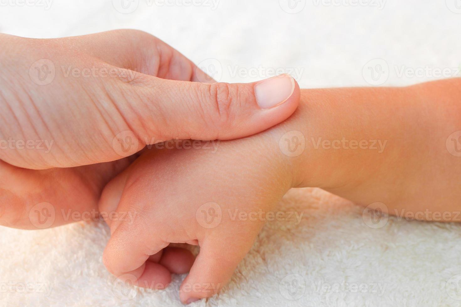 Masseur tun Massage Finger wenig Baby. foto