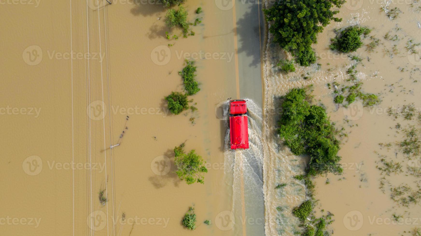 Luftaufnahme der Landstraße mit einem roten Auto foto