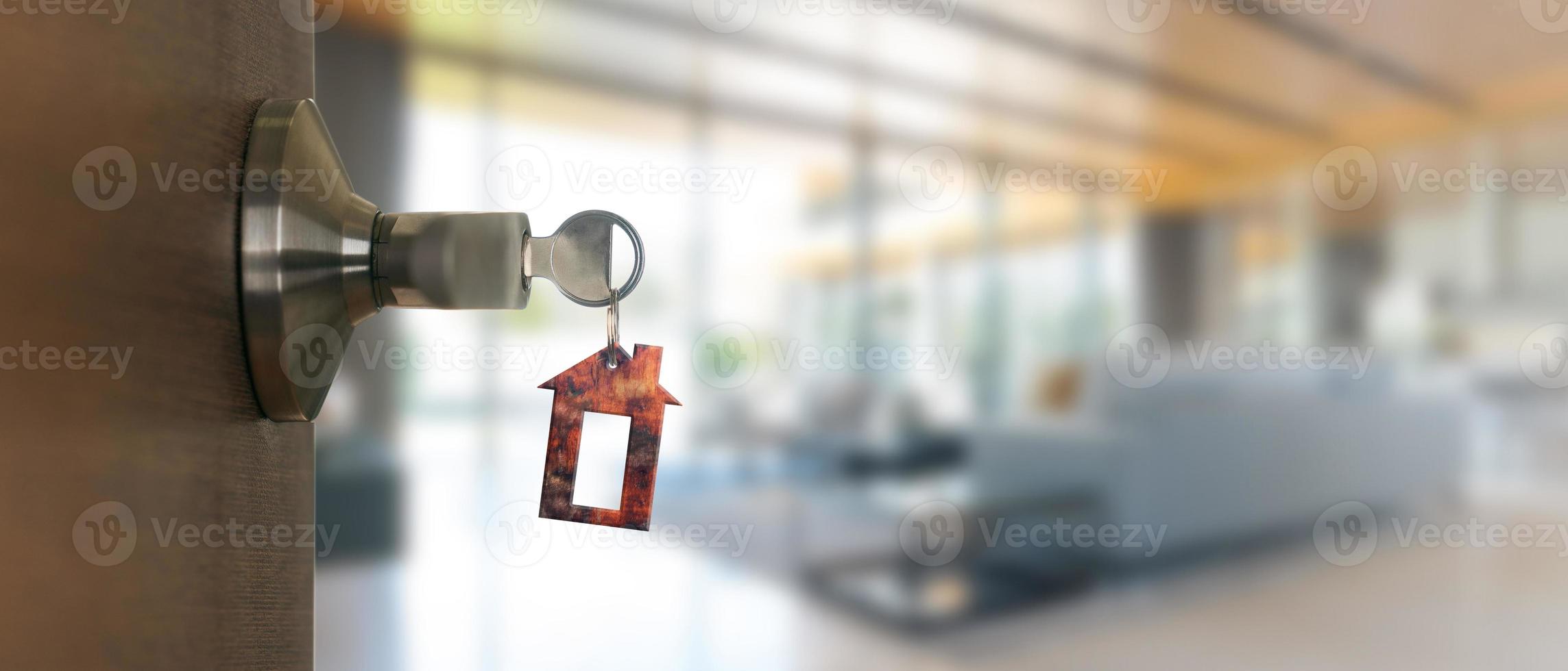 offene Tür zu Hause mit Schlüssel im Schlüsselloch, neues Wohnkonzept foto