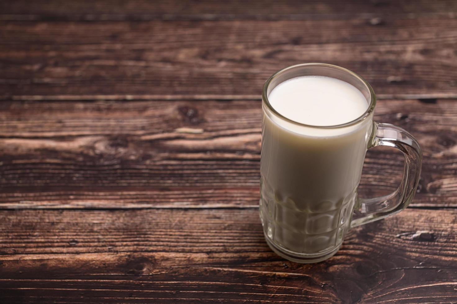 ein Glas Milch auf dem Schreibtisch foto