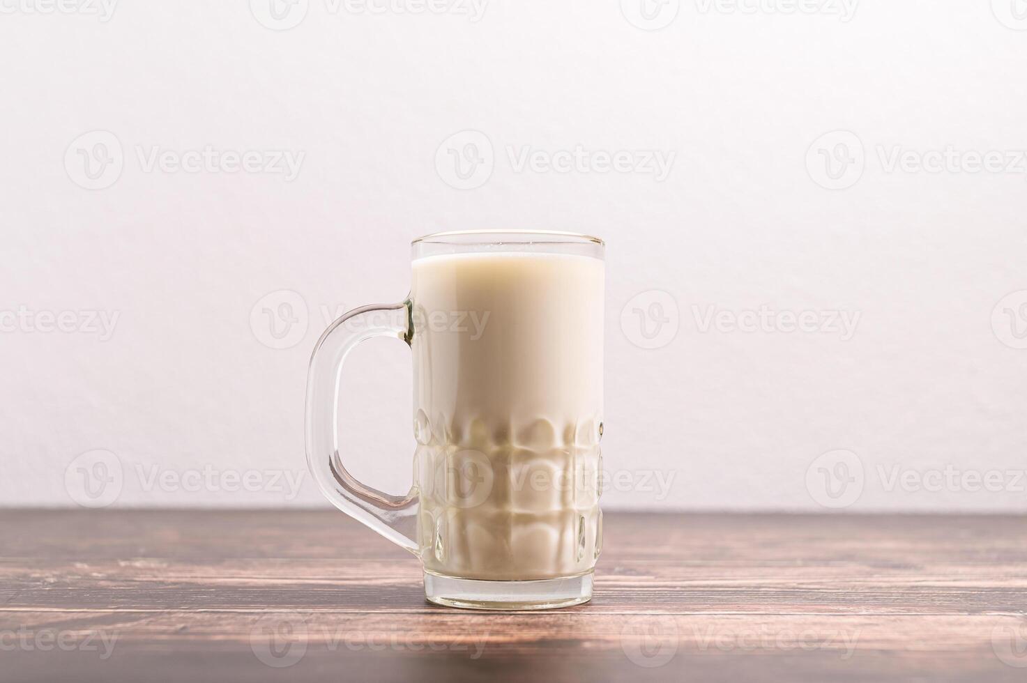 ein Glas Milch auf dem Schreibtisch foto