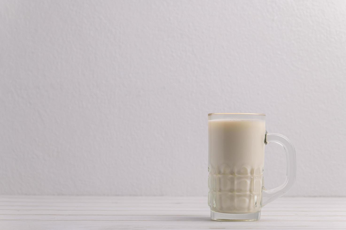 ein Glas Milch auf dem Schreibtisch foto