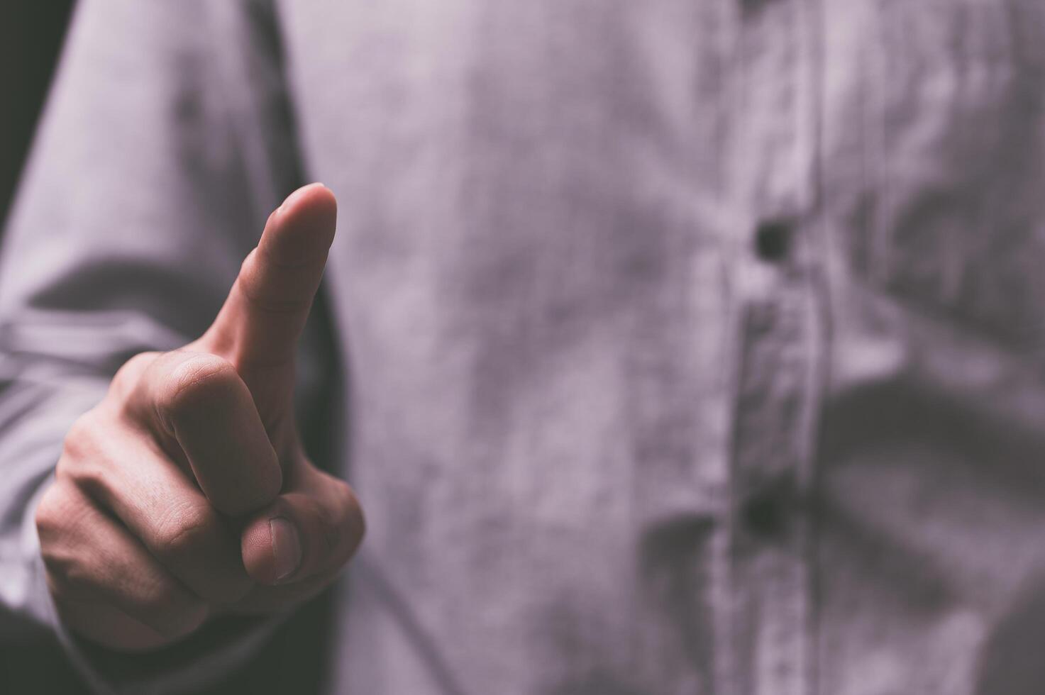 Menschen, die mit den Fingern stehen, berühren den Bildschirm foto