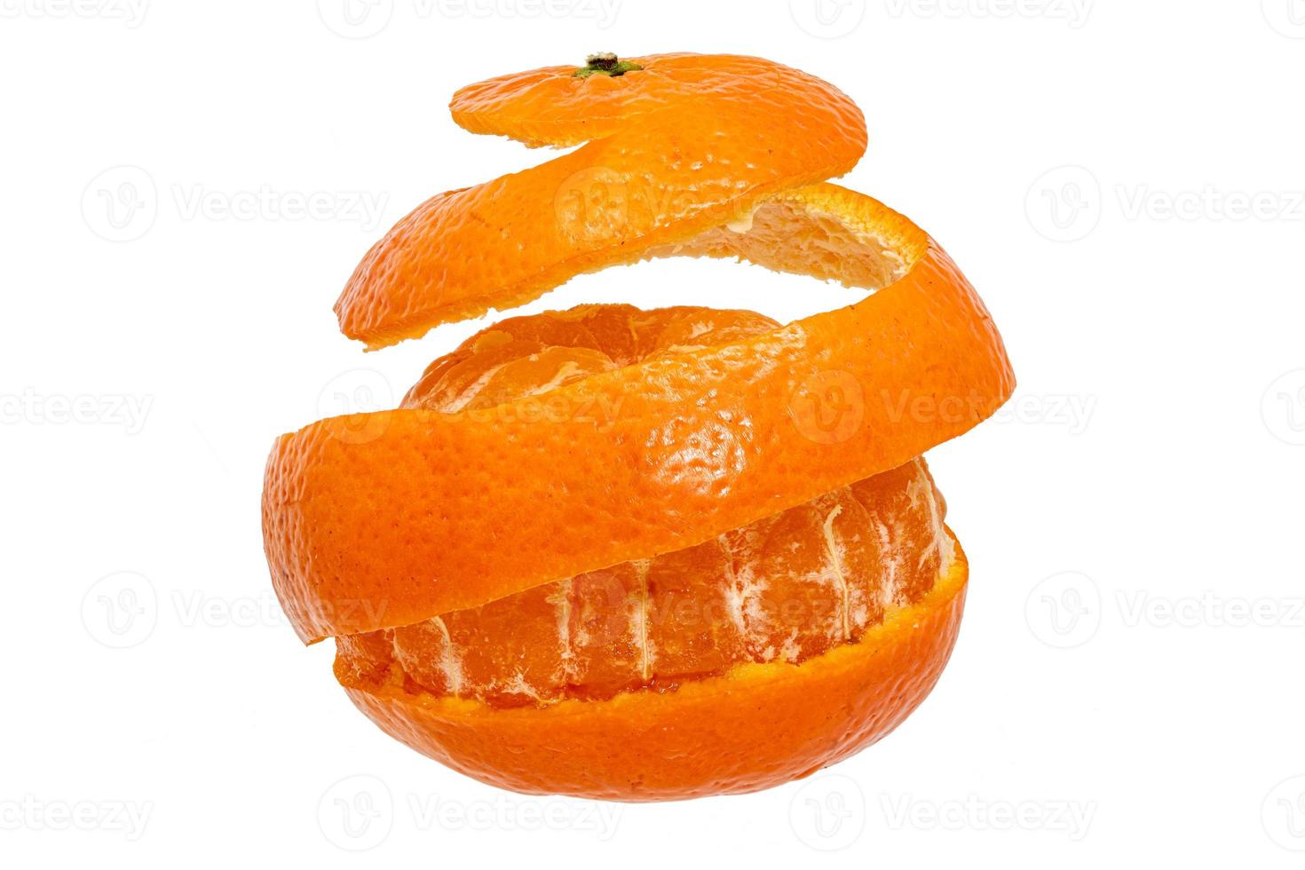 Mandarine schälte sich ringsum in einem Streifen ab foto