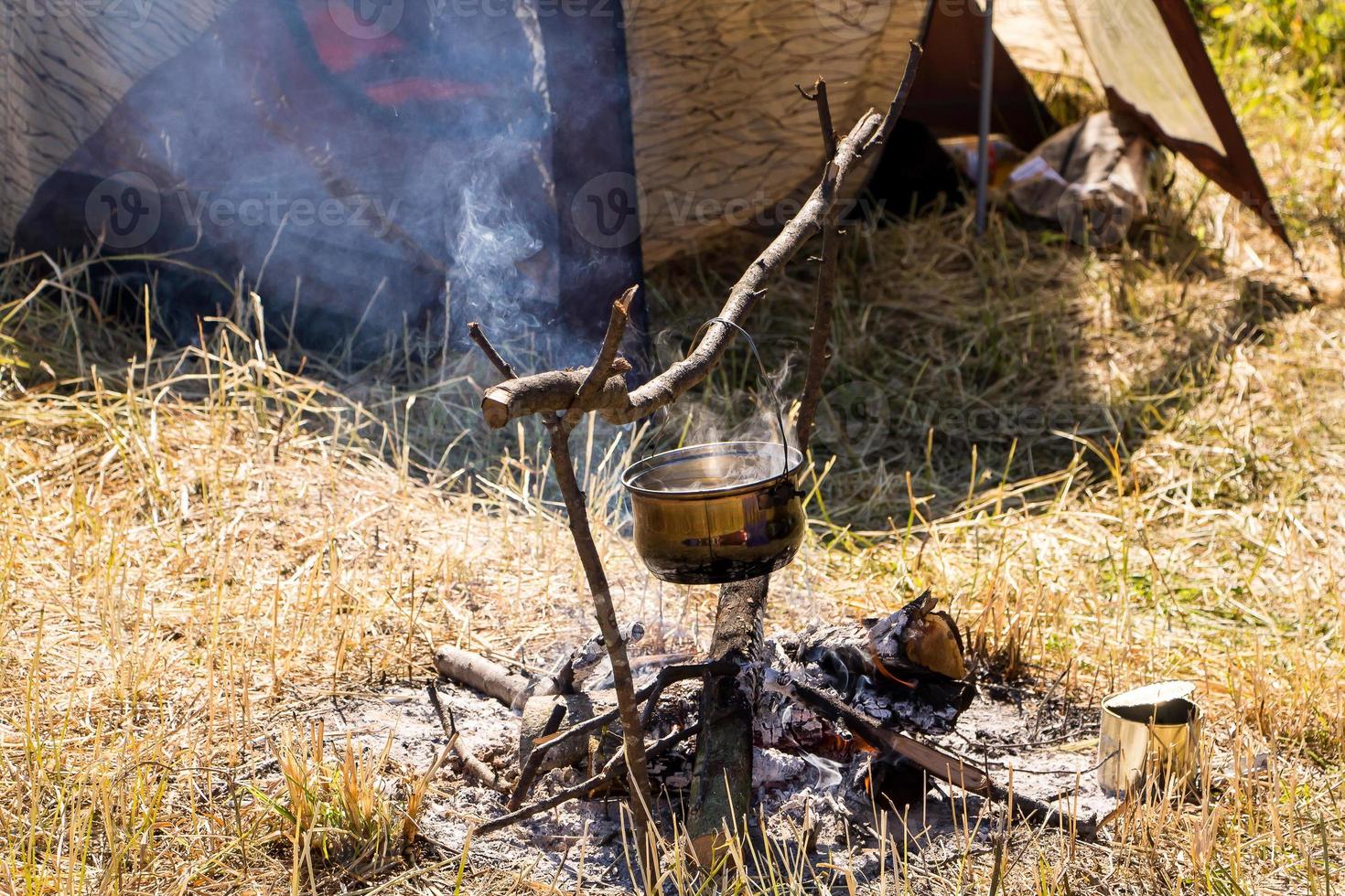 Camping im Freien - Zelte, Ausrüstung und Kochen foto