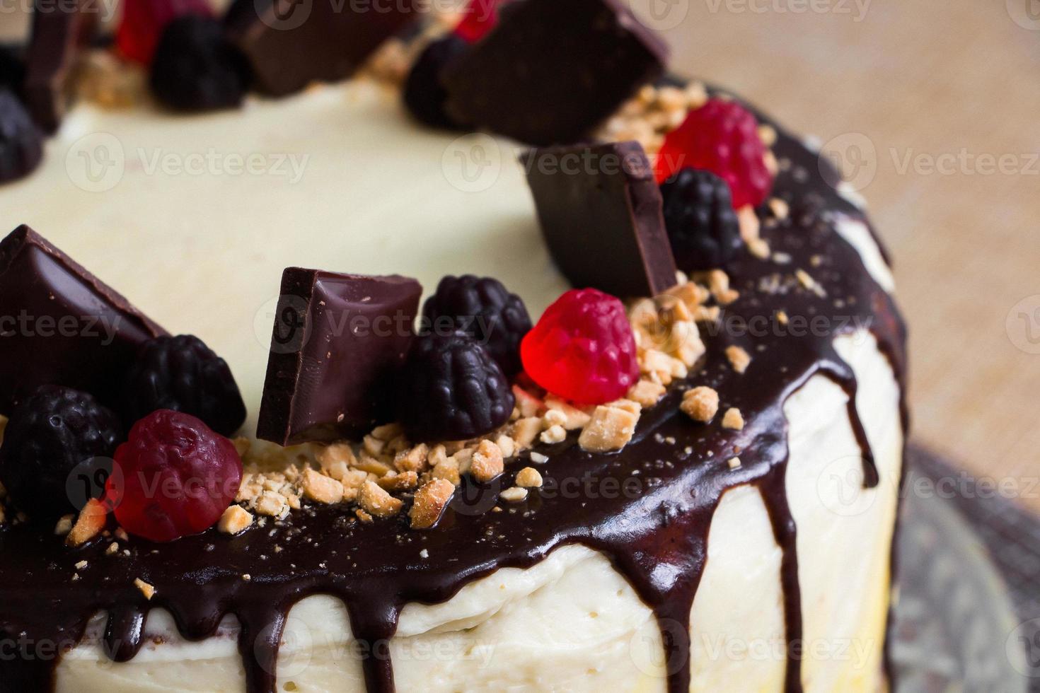 schöner festlicher Kuchen mit Schokoladenglasur und Marmelade foto