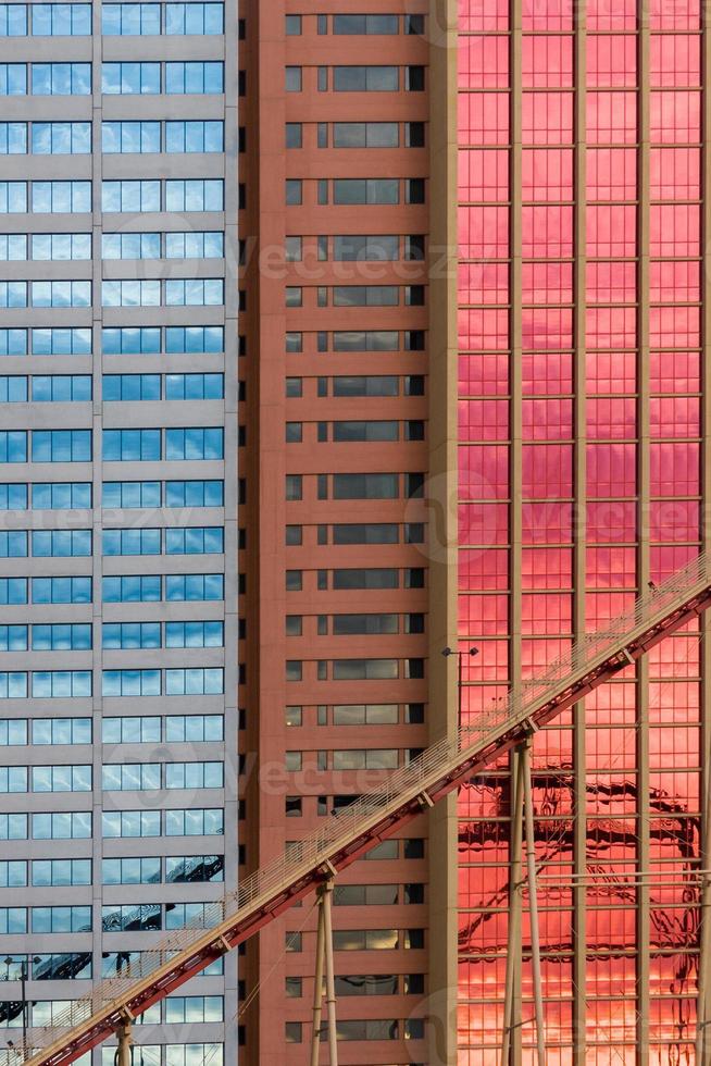 geometrische Muster an der Gebäudefassade mit Himmel- und Wolkenreflexionen foto