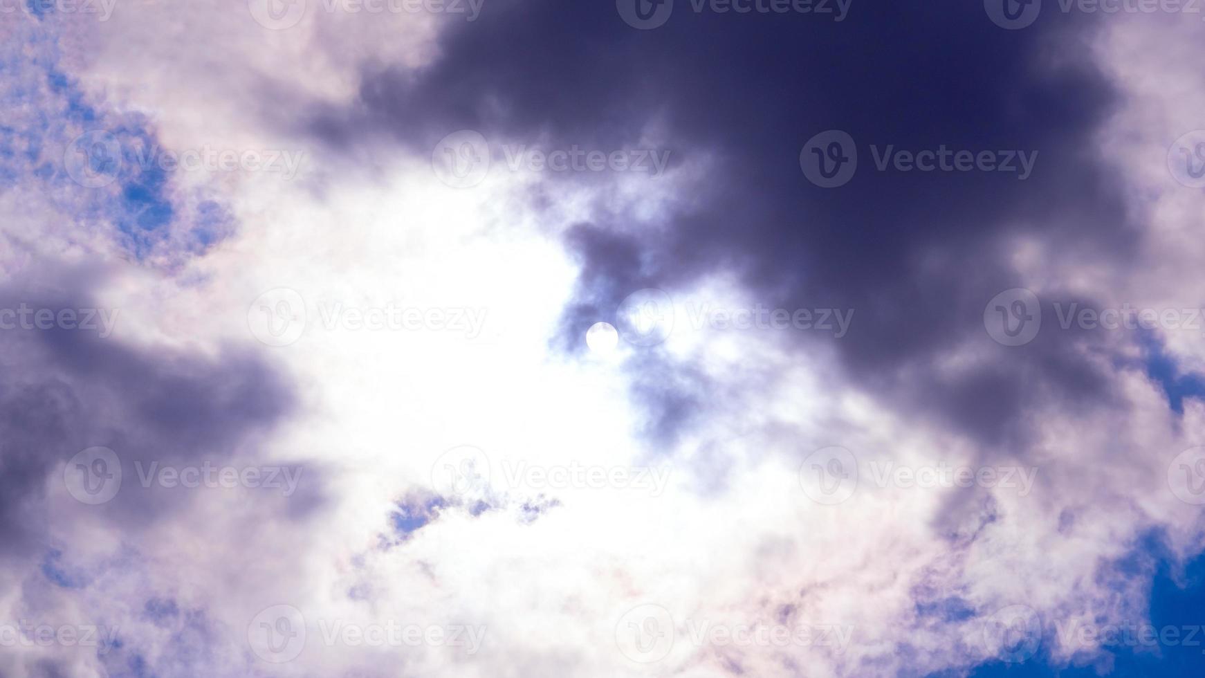 Die mystische Sonne am Himmel bricht durch die Wolken foto