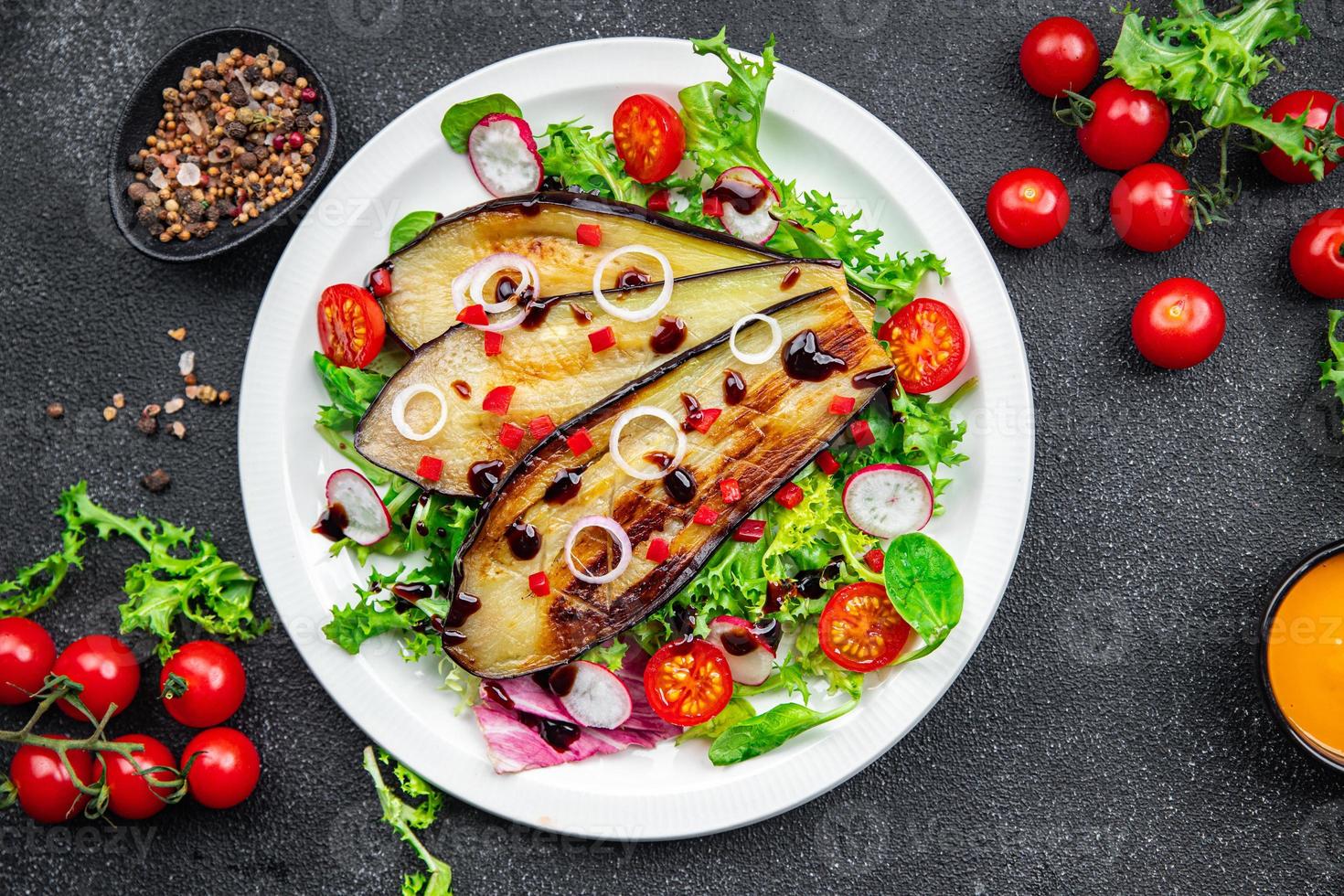 Aubergine Salat Snack gebraten Aubergine Scheiben, Grün Salat Blätter gesund Mahlzeit Essen auf das Tabelle Kopieren Raum Essen Hintergrund rustikal oben Aussicht Keto oder Paläo Diät Vegetarisch vegan oder Vegetarier Essen foto