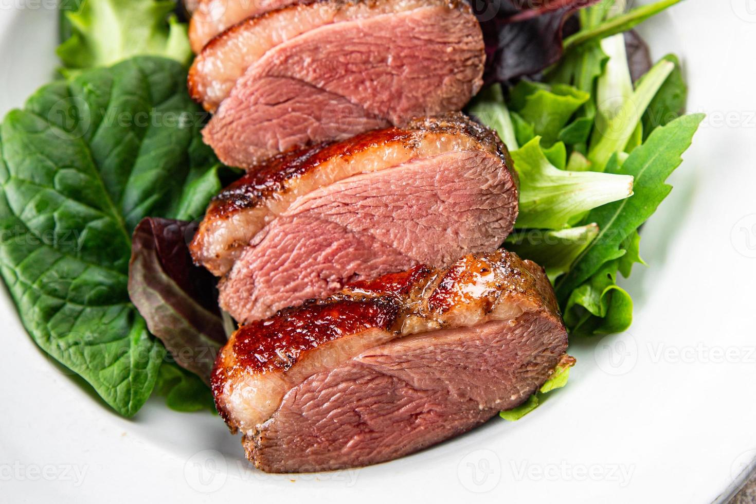 Ente Brust geröstet Fleisch Geflügel Mahlzeit Essen Snack auf das Tabelle Kopieren Raum Essen Hintergrund rustikal oben Aussicht foto