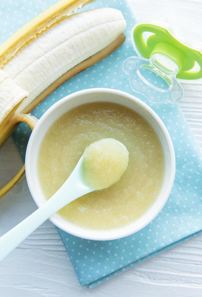 Schüssel mit Obst Babynahrung und Banane foto