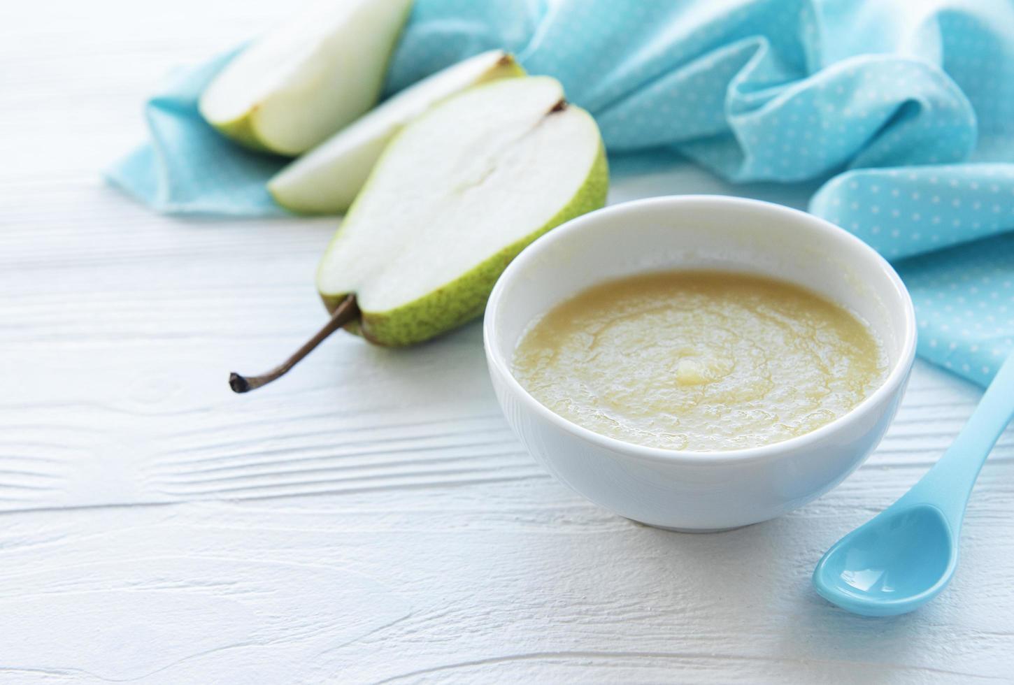 Schüssel mit Obst Babynahrung und Birnen foto