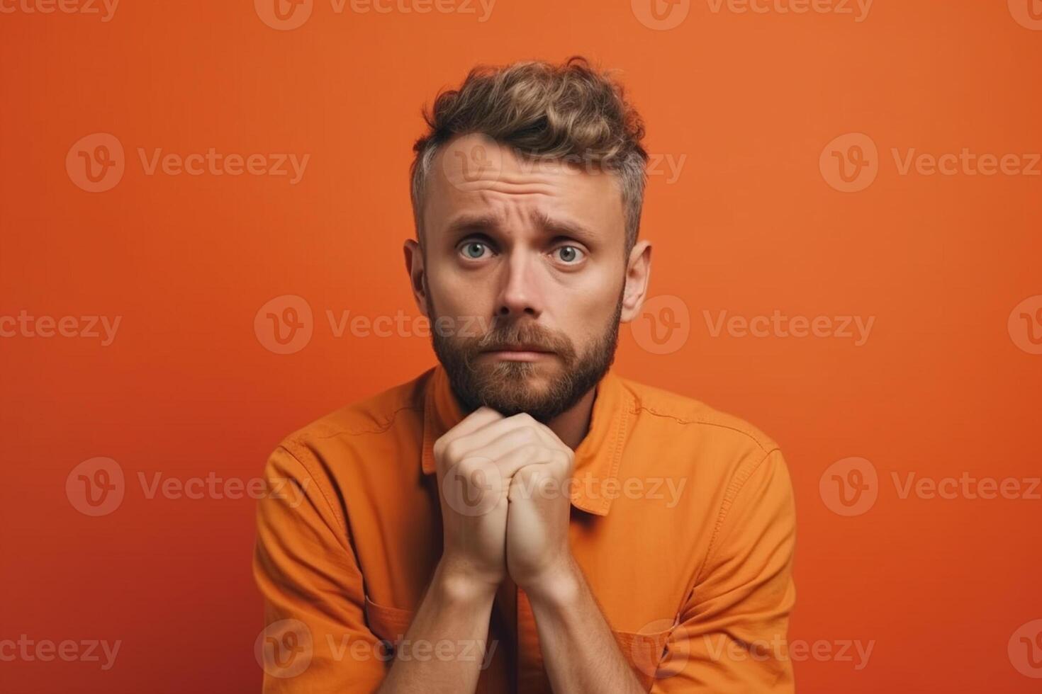 ai generativ ein Mann auf solide Farbe Hintergrund Fotoshooting mit Angst Gesicht Ausdruck foto