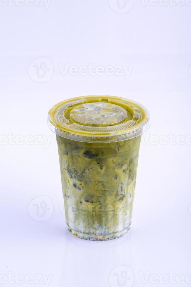 tropisch Getränk. Milch Grün Tee auf das Weiß Hintergrund. foto